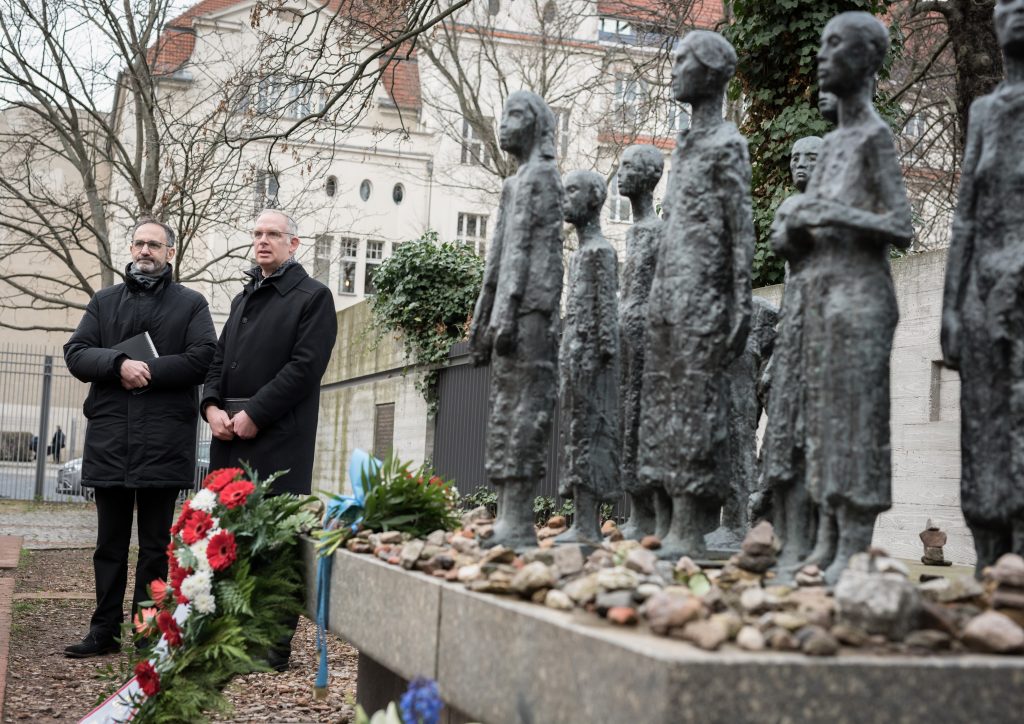 Simon Zkorenblut und Rabbiner Jonah Sievers beim stillen Gedenken